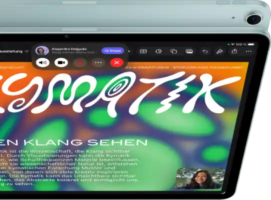 iPad Air, Farbe Blau, von oben, das Display zeigt die Keynote App während der Bildschirmfreigabe in einem FaceTime Videoanruf, Rückseite mit 12 MP Weitwinkel-Rückkamera, Lautstärketasten