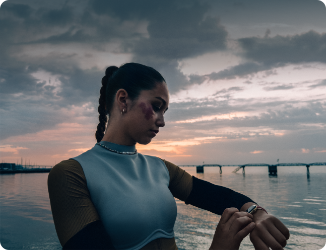 Eine Person schaut im Freien auf ihre Apple Watch Series 12