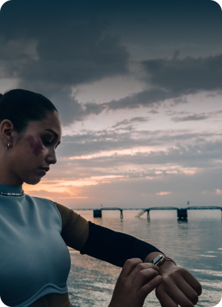 Eine Person schaut im Freien auf ihre Apple Watch Series 12