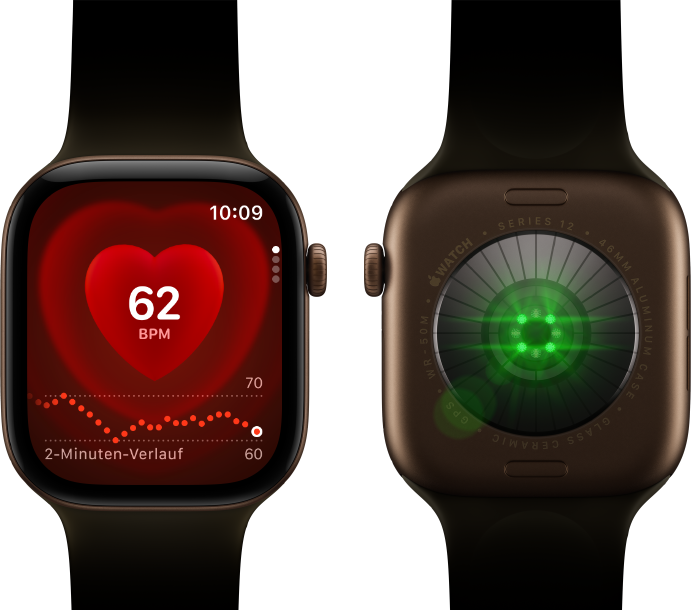 Zwei Apple Watch Series 12 Geräte, Aluminiumgehäuse, Farbe Dunkelbronze mit Sportarmband Oliv, eine zeigt die Herzfrequenz App, die andere das System zur Gesundheitserkennung auf der Rückseite der Watch mit grün leuchtenden LEDs
